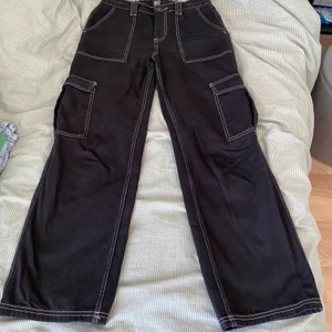 Urban Outfitters carpenter pants - Jättesnygga byxor som inte används. De är waist 29 och längd 32. Om du har några frågor eller vill se flera bilder är det bara att säga till 😊 #urbanoutfitters