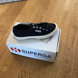SUPERGA  - Svarta Superga. Aldrig använda. St 37. 