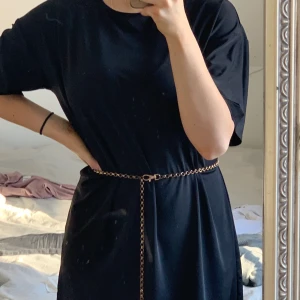 Svart t-shirt klänning  - En svart t-shirt klänning, storlek 38, aldrig använd. Guld kedja kommer ej med🥰