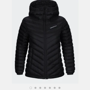 Vinterjacka - Säljer denna peakperformance jackan då den inte längre kommer till användning. Den har ett jättelitet hål på armen men det är inget man lägger märke till☺️