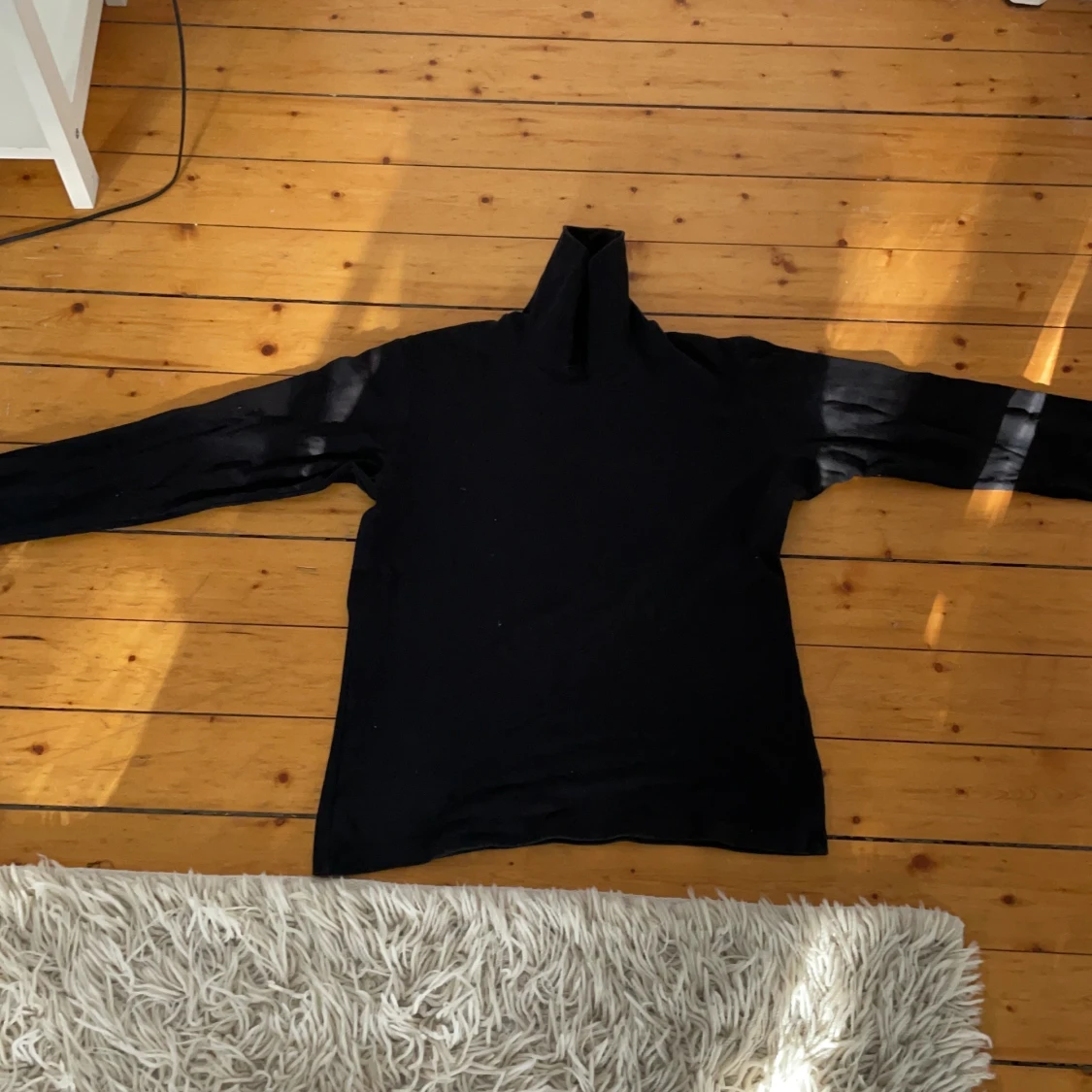 Svart, stilren turtleneck från uniqlo