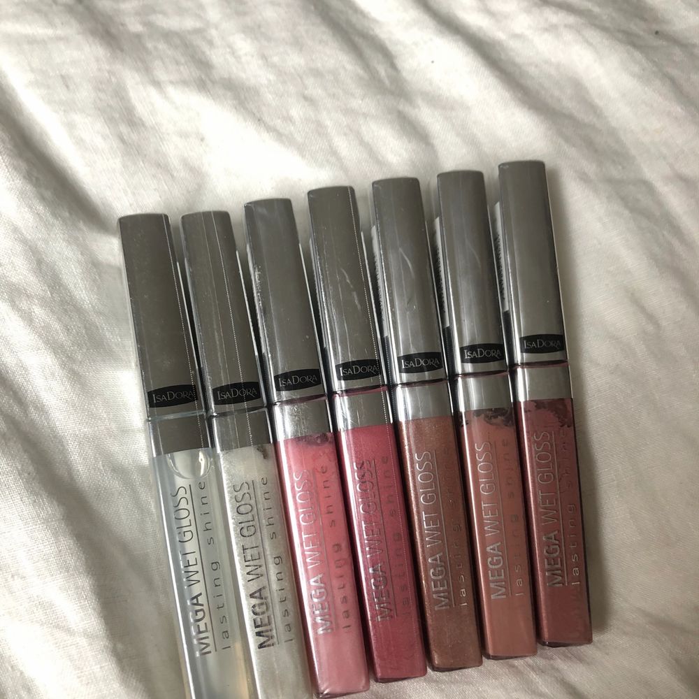Helt nya, oöppnade läppglans från isadora! I serien Mega wet gloss. 1 för 40, 2 för 70, 3 för 100 osv! Har massa annat oöppnat smink i mina andra annonser, så ta gärna en titt på min sida! Det är bara att skicka iväg ett meddelande vid intresse/frågor❣️❣️ finns ej kvar: 22, 24, 25. Övrigt.