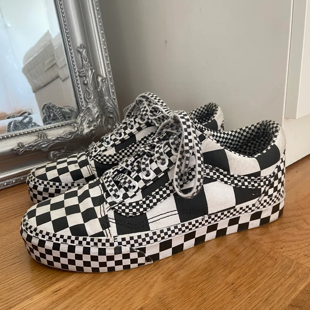 Skitsnygga Vans sneakers! 🔥Köpte de sommaren 2019, använt några gånger därav lite smuts men inget slitage inuti. Storleken är 36,5 men är små i storleken (jag är vanligtvis en 37/38) 😘. Skor.