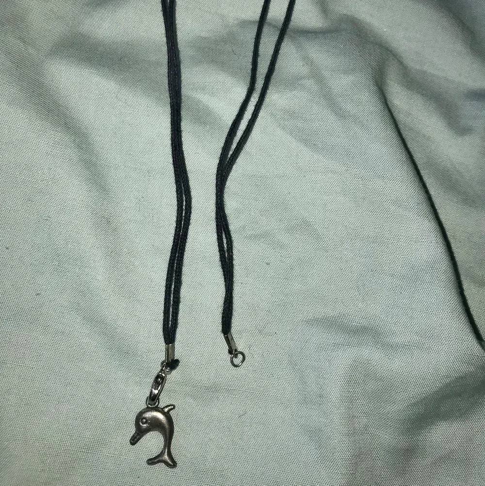 Halsband som jag köpte i Belarus men använder det aldrig. Frakt 10kr. Accessoarer.