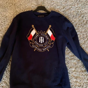 Tommy hilfiger sweatshirt - Blå tommy hilfiger sweatshirt inte använd mer än 5 gånger. Storlek 176.