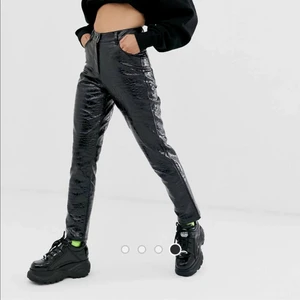 Byxa i läderimitation (ormskinnsmönster)  - Snygga byxor som varit använda en gång pga dålig passform på mig. Jag har större bakdel och levde på hoppet att dessa snygga byxor skulle töja sig. Nu hoppas jag dessa får hitta en ny ägare så dem slipper ligga i garderoben. Strl 40 och är i köpta för 410kr.                                                                                      Köparen står för frakt vid ev leverans. 