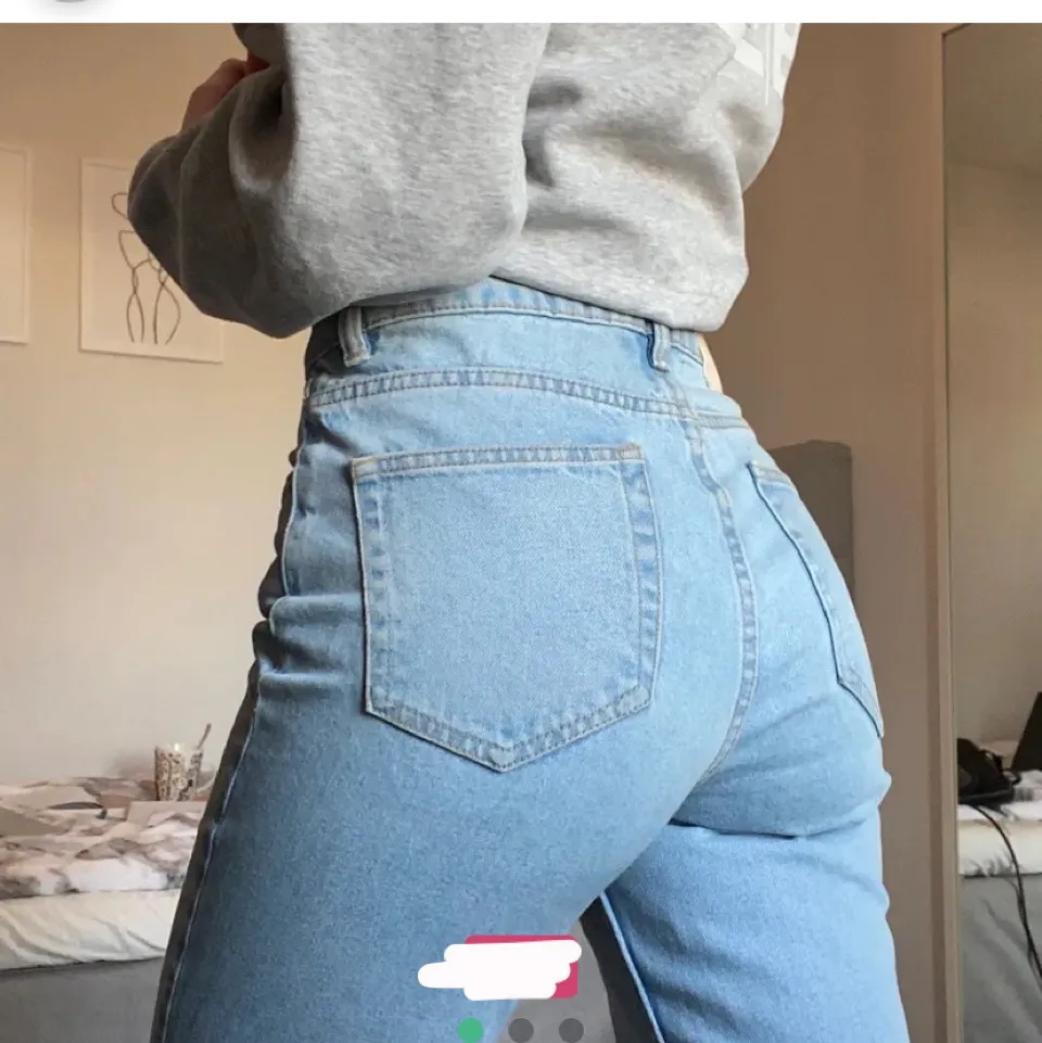 Superfina mom jeans från zara! Köpta på Plick men va för små så kan ej skicka fler bilder tyvärr Storlek 36 Frakt tillkommer på 66kr  Kom med förslag på pris Tveka inte att skriva vid frågor 💗. Jeans & Byxor.