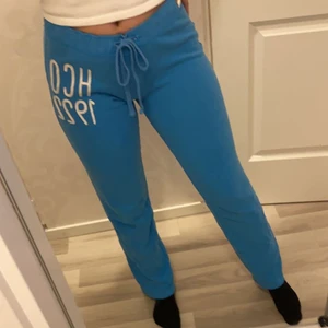 Hollister mjukisbyxor  - Säljer dessa sköna blåa mjukisbyxor ifrån hollister , storlek M men är små i storleken och passar därför för S, säljs pågrund av att dem inte används längre😊