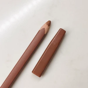 CAIA Läppenna, Sonoran - CAIA Läpp penna - Sonoran Skick: Endast testat och vässat en gång Nypris 125 kr  Pris: 60 kr