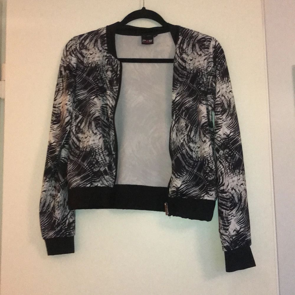 En grå t-shirt, svarta tränings tights med bra passform, en mönstrad tunn träningsjacka. Säljs antingen som helt set eller separat. Frakten beror på hur många plagg du köper. Piriset är 100 kr (utan frakt) flr hela settet eller 40kr/del (utan frakt). Övrigt.