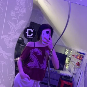 T-shirt - Säljer denna t-shirt pga ingen användning, köpt ifrån gina tricot storlek S men passar även XS och M, vin röd färg och det står 12 på💗köparen står för frakt