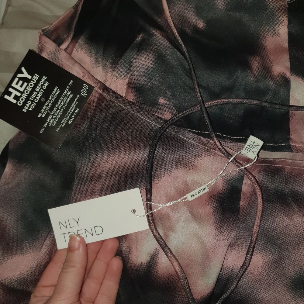säljer nu ett helt nytt linne från NLY TREND! Prislappen sitter kvar! Original priset är 250 kr och jag säljer det nu för 150kr! Köparen står för frakt. Skriv vid frågor! Storlek 38 men passar nog från S till M beroende på hur man vill att den ska sitta! . Toppar.