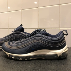 Nike air Max 97  - Super fina och i väldigt gott skick, Nike air Max 97 i storlek: 43. Dom är knappt använda, Max 3 gånger. Dom har dock ingen sula inuti sig. Om man vill ha bilder på innersulan så kan man skriva privat😊 Frakt ingår ej.