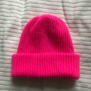 Cool mössa från zara - Säljer den coolaste mössan från Zara! Den är i en så härlig rosa färg. 