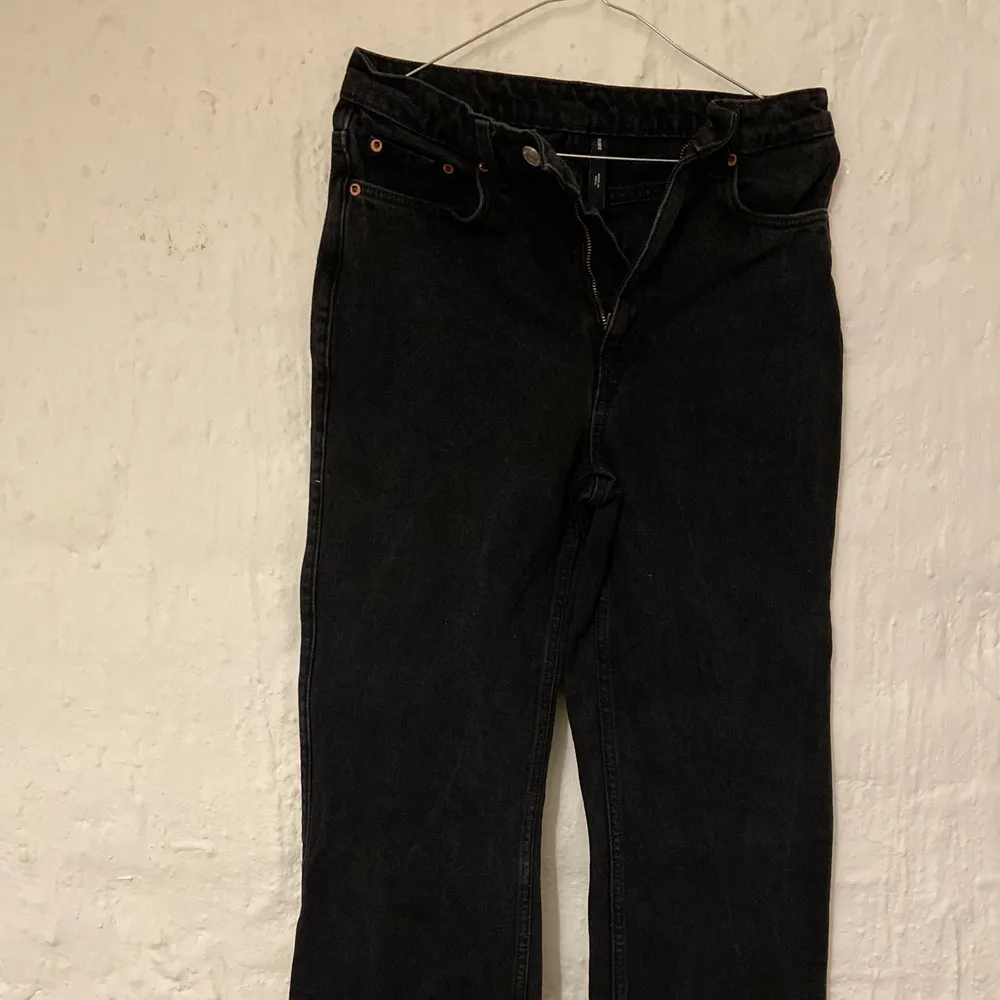 Helt oanvända Weekday jeans i modellen Rowe🌷🌷. Jeans & Byxor.