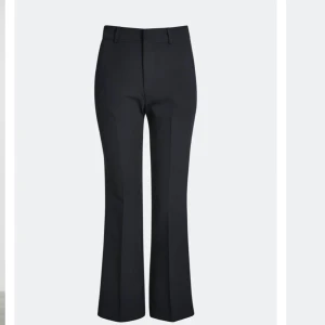 Svarta kosymbyxor - Säljer mina kostym byxor från bikbok, fint skick, men kommer inte till användning längre, köpa för 400kr (lånade bilder)💘💘💘pris in diskuteras vid snabb affär