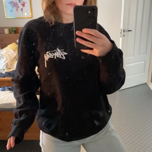 Collegetröja  - Säljer denna svarta collegetröja i storlek S från Stüssy. Knappt använd😊 köparen står för frakten 💜