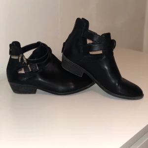 Korta stövlar  - Svarta korta stövlar , med metal detaljer.