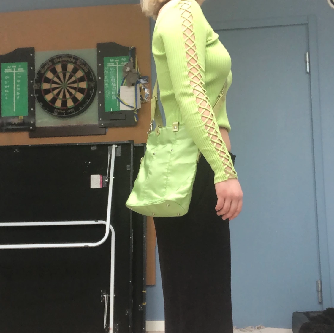 Grön tröja med coola detaljer! - 90