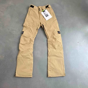  - Helt nya oanvända Dope snowboard/skidbyxor i modellen Con färg Khaki. Byxorna är i storlek XS som motsvarar ungefär 34. Dom är helt oanvända, lappen sitter kvar. Nypris 1499kr men jag säljer dom för 650kr