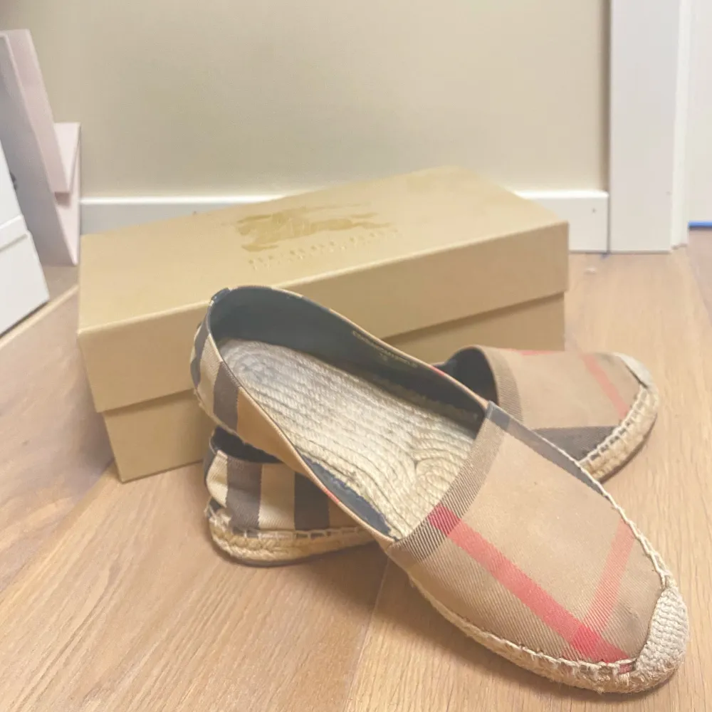 Säljer mina burberry espandriller i storlek 38. Dom är köpta i NK stockholm för 1400kr och säljer nu för 600kr! Kommer med originalbox som på bilden . Skor.