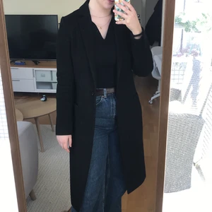 Lång svart kappa - Lång svart kappa från crocker i storlek S. Använd och älskad men är tyvärr lite för trång i armarna för att bli använd just nu. Det finns en reva på innerfodret och den högra fickan är trasig på insidan, ingenting som syns när man har den på sig och säkert lätt att fixa med nål och tråd.