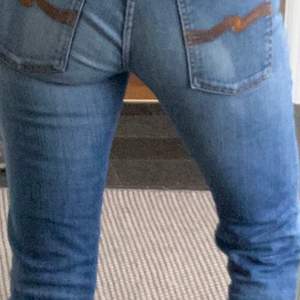 Skinny Jeans från Nudie W29 L32. Ripped vänster knä. 