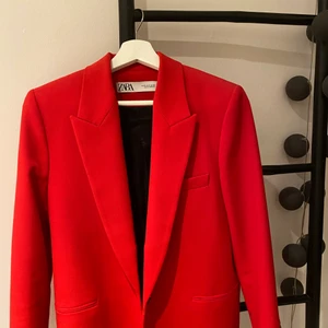 Röd kavaj - Jättesnygg röd kavaj från Zara. Knappt använd, bra skick!! Köparen står för frakten.