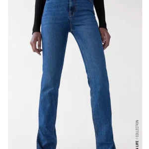 Zara - Säljer dessa snygga jeans från zara då jag inte använder de längre💞☺️lite slitna längst ner men inget man tänker på🥰200kr