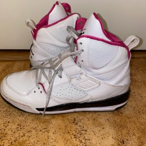 Jordans  - Air Jordans storlek 38 köpta i USA för några år sedan. Är i bra skick då de inte har använts mycket. Är i färgen rosa, vit och pärlvit.