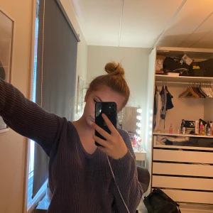 Blå stickad tröja från nakd  - Super fin v-ringad tröja, stl S , knappt använd 