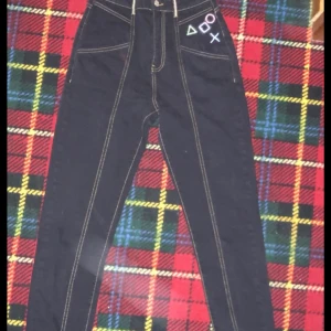 💎Coola jeans byxor med ps symboler💎 - Storlek 34. Perfekt skick och oanvända. Dem är målade med ✨textilfärg✨