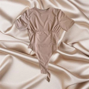 Beige body - Beige body som sitter tight runt midjan😍