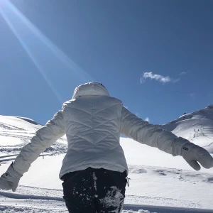 Vit skidjacka - Jättevarm och skön vit skidjacka från Mckinley. Den är hel och använd i två vintrar, säljer då den blivit för liten! Den har snölås och ficka för liftkort! Köpare betalar frakt 🤍 Storlek 34 (nypris ca 1500kr)