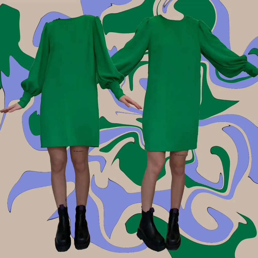 Grön klänning från hm🐉🪵🐲 skick näst intill oanvänd, 60’s sexy but classy . Klänningar.