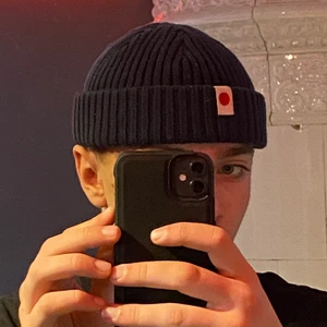 Jack and Jones Mössa - En mörkblå Jack and Jones beanie mössa i One Size. Sitter som den gör på bilden. köpt på Jack and jones för 200kr. Pris kan alltid diskuteras!