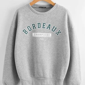 Sweatshirt - Säljer min absolut favvo sweatshirt men lite liten för mig  då jag skulle säga att detta är en M i vanlig eller större S 🤍 jätte bra material! Aldrig använd ❣️ ej frakt