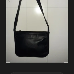 Äkta läder axelväska - Jag säljer en läder axelväska den är i ganska bra skick [pris kan diskuteras]