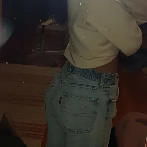 Vintage Levi's jeans - Säljer mina vintage Levi jeans från 2000 då jag har fått dem av min kusin, passar för storlek XS, jag är 155 cm om ni undrar