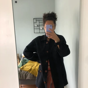 HM- ulljacka - En ulljacka från HM, stl 36, men är oversized och passar upp till stl 42. Inköpt för 800kr, men säljs för 150kr då den är lagad och har ett hål i ena fickan!! 💕
