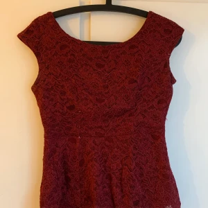 Vinröd blus  - Fin vinröd blus med spets. I gott skick.