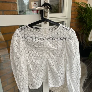 Långärmad ”blus” från ginaticot - Långärmad blus från ginatricot i storlek 38, aldrig använd. Kan mötas upp i Helsingborg/Båstad. Annars kan jag frakta men står ej för kostanden. Endast swich. Startbud 60kr, buda i kommentarerna. 🤎