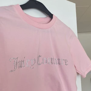 Juicy couture - Måste sälja denna tshirt eftersom att den inte sitter bra på mig:/ Den är från äkta och oanvänd. Passar mej som har S. Kan mötas i Stockholm annars står köparen för frakten💗