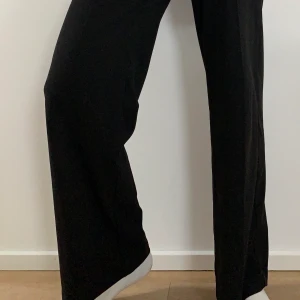 Svarta byxor  - Super snygga svarta byxor, mycket bra skick. Sitter väldigt bra och mycket sköna. Priset är ink frakt. 