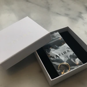 Guldringar från Safira aldrig använd  - Aldrig använd, den är för liten för mig därför säljer jag den. Den är justerbar. Skriv för fler bilder. Om flera är intresserade blir det budgivning i kommentarerna. För snabbt köp så går den för 350 direkt.  Köparen står för frakt. 