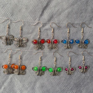 Fjäril örhängen 🦋 - GRATIS FRAKT! Jättegulliga fjäril örhängen som jag gjort, krokarna är nickelfria och pärlorna är köpta på secondhand. Har flera olika färger påväg också! Kan fraktas gratis eller mötas upp i centrala Stockholm/Huddinge. Skriv om du har frågor!! 