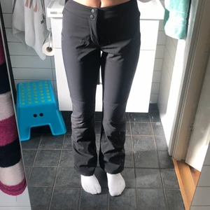 Everest skidbyxor - Använda en vecka i sälen. Säljer då dom har blivit för korta då jag har långa ben🤠👌🏽 storlek- 36 ⚡️nypris- 1299kr