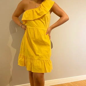 Klänning  - Jättefin gul sommar kläning. Bra skick och stollen är S. Köparen står för frakten 