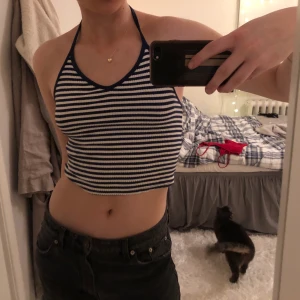 Linne med knytning - Jätte fint linne med knytning i nacken, perfekt till sommaren😍 storlek 38 men är mer som en 36a😇 Köpare står för frakt