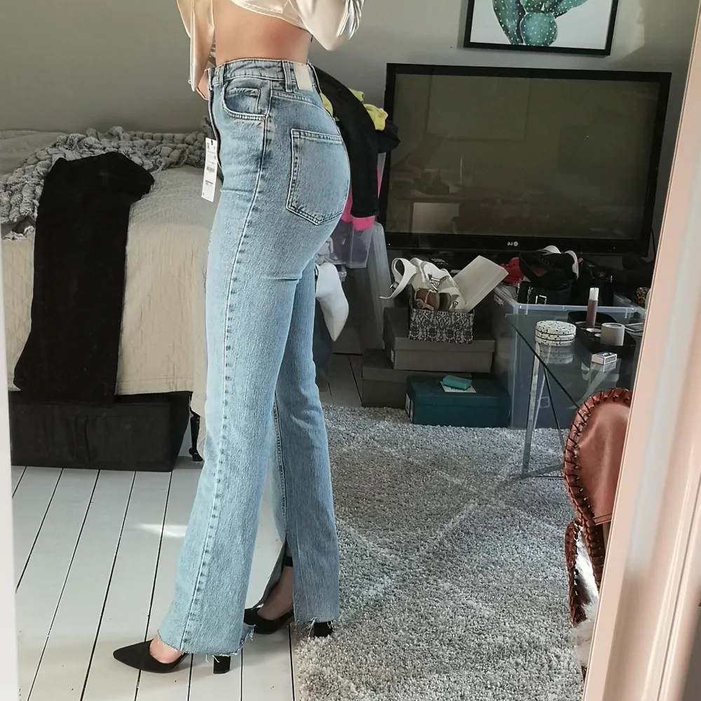 Säljer dessa slutsålda Zara slim flare high rise full length split jeans. Oanvända, alla lappar är kvar. Storlek 36. Jag är 1,73 cm lång. Buda i kommentarerna. Finns i Göteborg annars betalar köparen frakt. Jag står inte för postens slarv. Vill du ha sårbart paket kostar frakten mer. Bud börjar på 359 kr! . Jeans & Byxor.